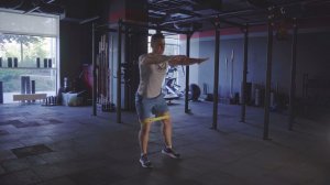 Приседания с отведением бедра с резиной