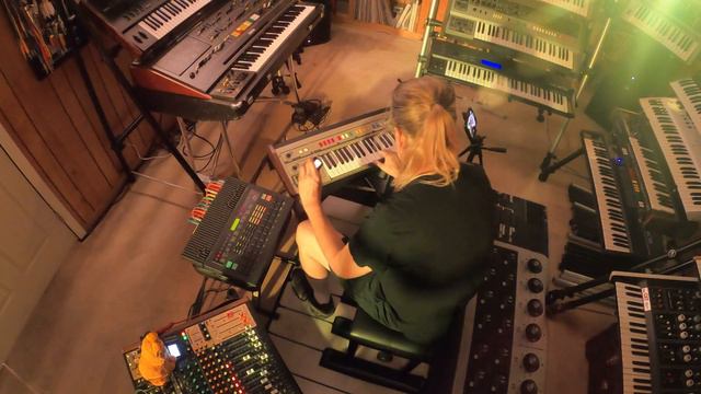 MYSTIC FREQUENCIES - VINTAGE SYNTH JAM - TEISCO S60P & YAMAHA RX5 смотреть онлайн