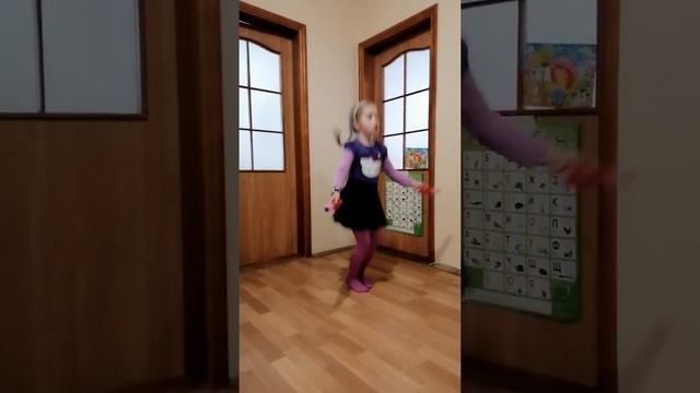 Ариша прыгает на скакалке смотреть онлайн