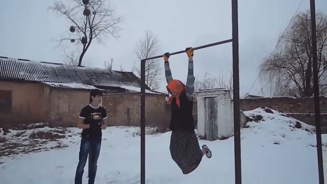 Бабка на турнике смотреть онлайн