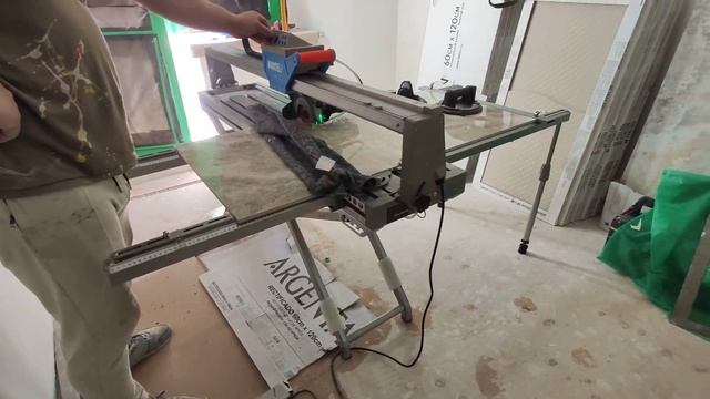 Укладка керамогранита на пол/ремонт ванной комнаты своими руками/на работе. смотреть онлайн