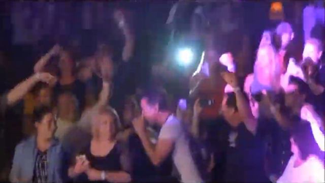 BUSH's Gavin Rossdale travels through crowd to hug my wife (while singing Little Things)!! смотреть онлайн