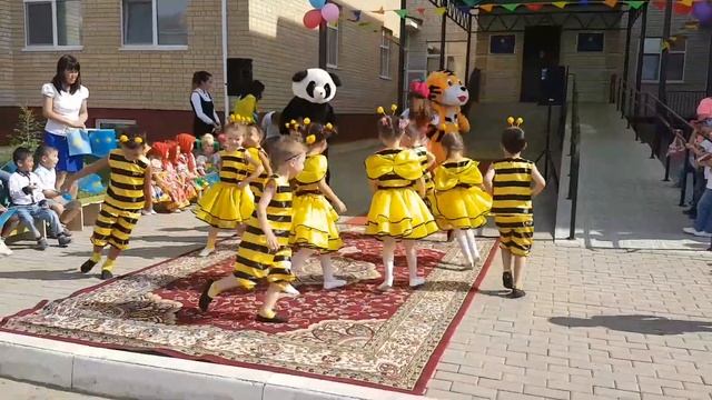 Детский сад Нектар. Танец пчелок ко Дню Конституции и начала нового учебного года смотреть онлайн