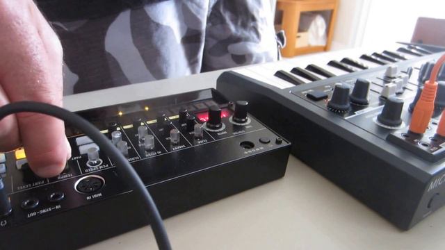 Arturia MicroBrute KORG Volca Beats DJKTRON one arm one take holding one heavy baby смотреть онлайн