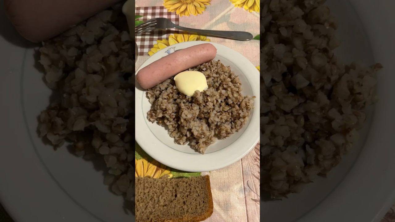 На ужин у меня сегодня гречка, сосиска белорусская, добавил немного майонеза и чай с рулетиками