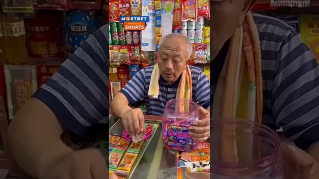 Девочка хотела тайно взять конфеты у продавца: сладости и человек смотреть онлайн