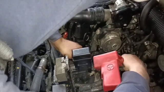 Nissan NV200, 2013, 1.5. Replacing the coolant thermostat. смотреть онлайн