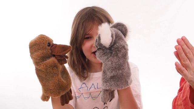 Играем в ладушки с игрушками. Даша играет в комариков. Развитие мелкой моторики