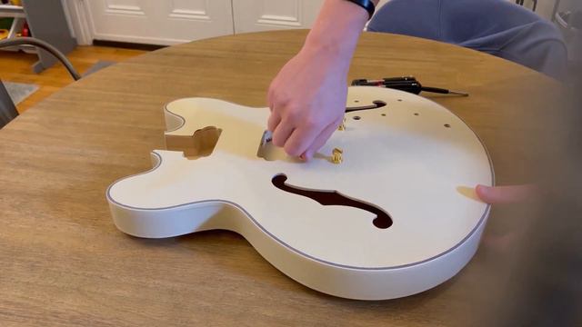 ES 335 style Guitar kit unboxing & build (Leo Jaymz) смотреть онлайн