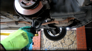 Замена правой шаровой опоры на Toyota Vitz Тойота Витц SCP10 2001 года