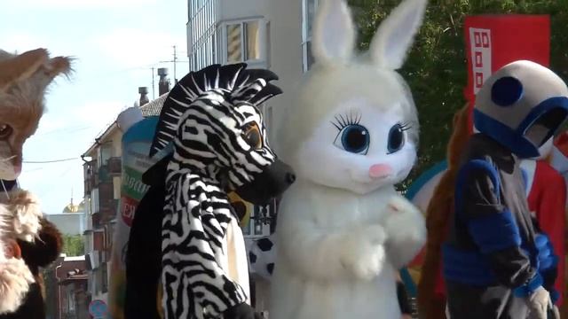 Ростовые куклы "Мастерской радости" на Параде .Екатеринбург.2014 смотреть онлайн