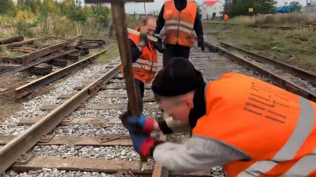 Сравнение работы по зашивке костылей между молодым работником и профессионалом смотреть онлайн