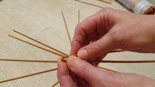 Оплетаем металлическую корзину бумажной лозой.