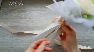 Упаковка двух букетов в бумагу тишью.