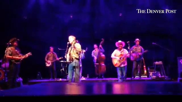 Gov John Hickenlooper plays banjo with Old Crow Medicine Show at Red Rocks Amphitheatre Wednesday n смотреть онлайн