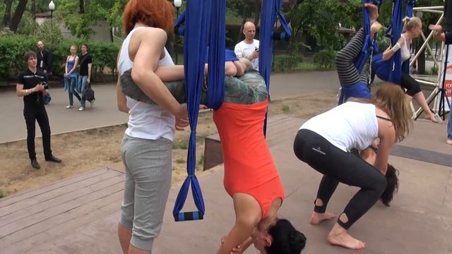 Международная школа йога в воздухе в парке им Горького часть 2 смотреть онлайн