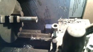 Нарезаем резцом левую внутреннюю резьбу на ТВ4. Крайний проход