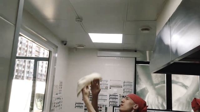 Подброс теста для пиццы ? Pizza making смотреть онлайн