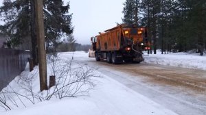 водитель КДМ устраивает шоу на камеру