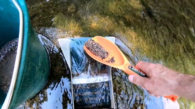 CHERCHEUR D'OR EN FRANCE JE TERMINE MA MARMITE AVEC MA NOUVELLE POMPE D'ORPAILLAGE смотреть онлайн