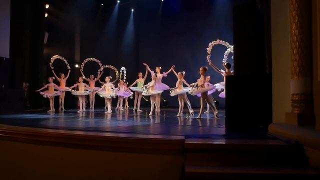 Little swan Оживленный сад из спектакля Корсар «BOSOножки» смотреть онлайн