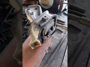 Замена подушки двигателя Тойота пробокс.