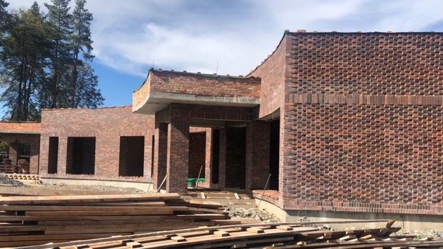 Дача для круглогодичного проживания с навесом для машин и крытой террасой с барбекю