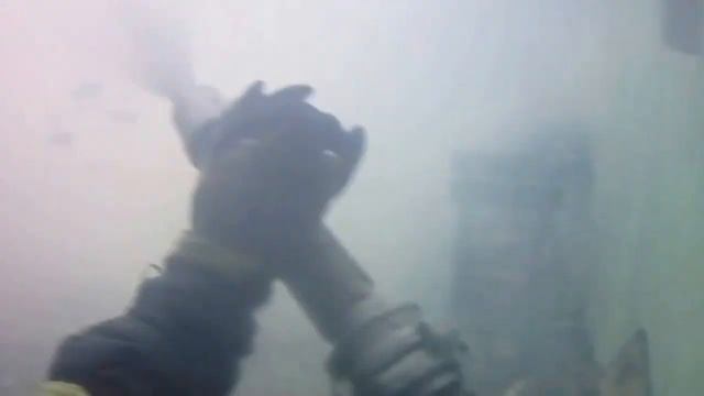 Камера на каске пожарного запечатлела подробности тушения огня