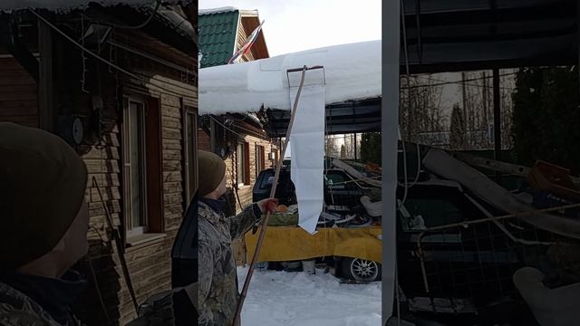 чистка снега специальным приспособлением для крыши смотреть онлайн