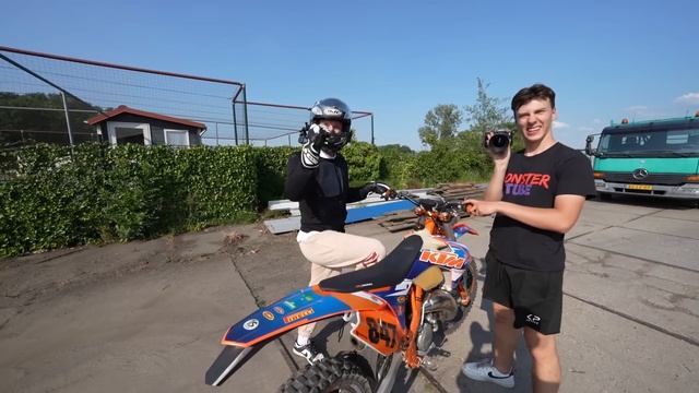 ER KOMT GEWOON EEN VLAM UIT DE UITLAAT!! #3602 смотреть онлайн