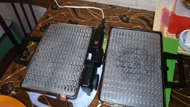 Вкусные вафли в электровафельнице. Delicious waffles in an electric waffle iron. смотреть онлайн