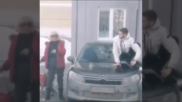 #бойцовая собака чуть не разорвала парнишку, хозяйка пса пьяная! смотреть онлайн
