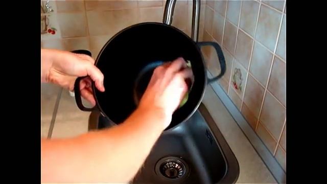 Как просто и быстро почистить чугунную посуду?.. смотреть онлайн