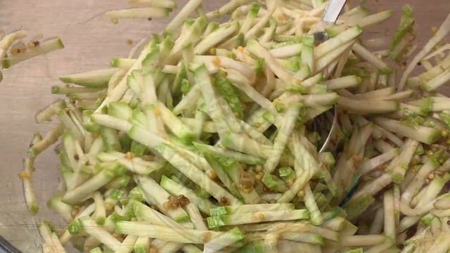 Салат из СЫРЫХ КАБАЧКОВ и Щавеля! Вы будете готовить его чуть ли не КАЖДЫЙ ДЕНЬ. смотреть онлайн