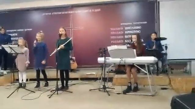Дебют подростковой группы прославления церкви " Живой Родник" г.Херсон. смотреть онлайн