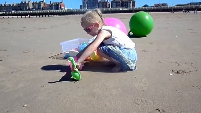 Giant bouncy ball race! The beach bouncy ball fail!! Bouncy Ball challenge! смотреть онлайн