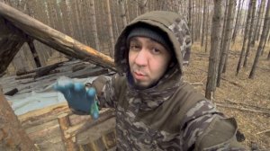 СТРОЮ ХИЖИНУ В ЛЕСУ. НАКРЫВАЮ КРЫШУ ТЕНТОМ. SOLO BUSHCRAFT CAMP. BUILDING A HUT.