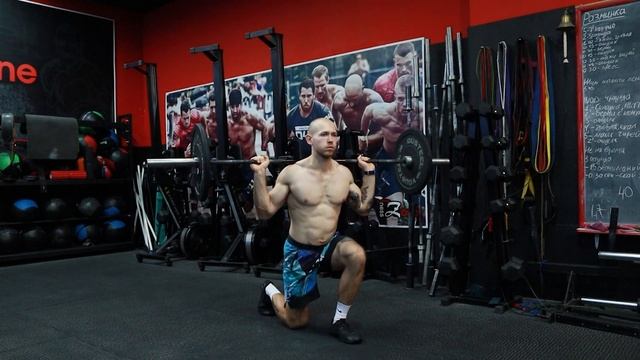 Выпады назад со штангой на спине | Демонстрация смотреть онлайн