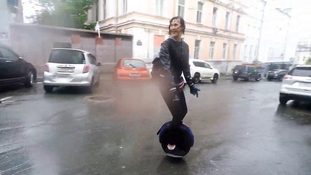 ON INMOTION V10F AND DRIFT SKATES IN THE RAIN. смотреть онлайн