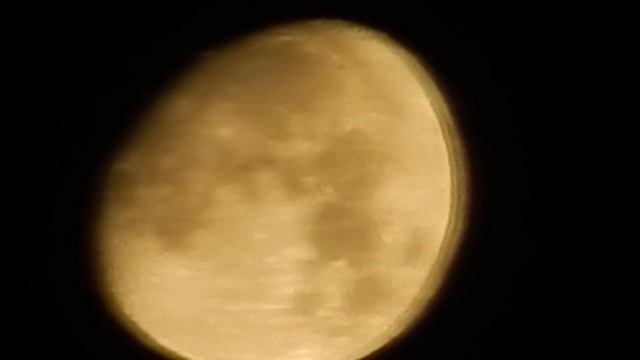 Почти полная Луна светит ночью