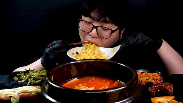 SUB) 🍜오랜만에 맛있는 라면을 찾았어요 부대찌개 라면 먹방 Spicy Sausage Stew Ramen ASMR MUKBANG смотреть онлайн
