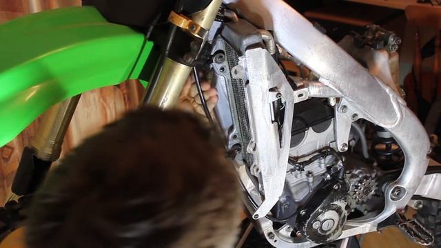 Как поставить мотор на кроссовый мотоцикл Kawasaki kx250f Часть 3 смотреть онлайн