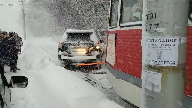 Трамвай или Toyota? Или вот что бывает, когда в Саратове не чистят дороги смотреть онлайн