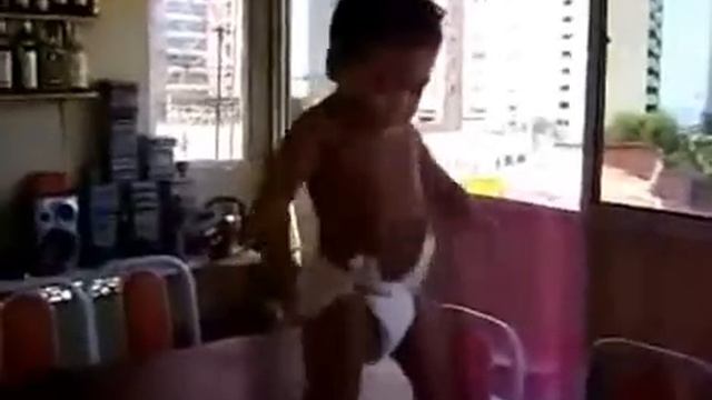 Веселый бразильский танец малыша смотреть онлайн
