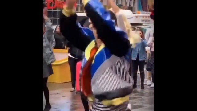 Pabllo vittar dançando buzina na Time square EUA, melhor narração é a do whindersson смотреть онлайн