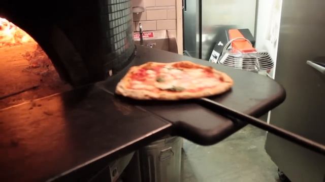 HOW TO ROTATE THE PIZZA IN A WOOD OVEN смотреть онлайн