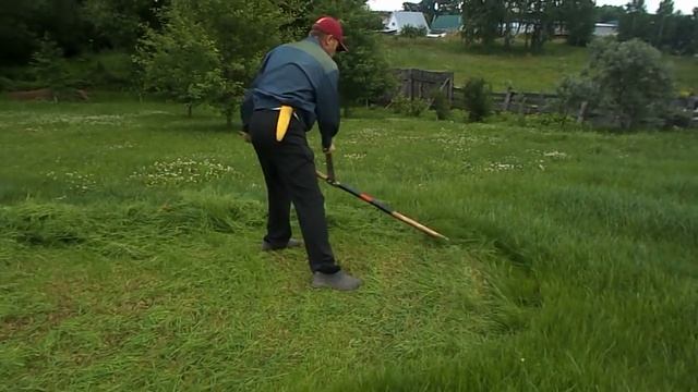 Косьба по газонной траве. Ручная коса 90см. Scything. смотреть онлайн