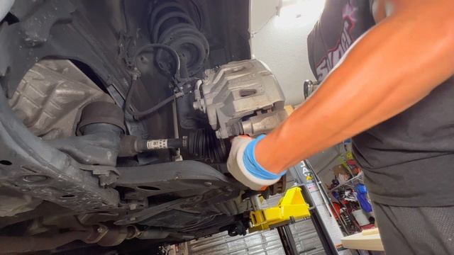 How to Change 2011-2020 Sienna Brakes Rotors Pads | Same for RX350 RX450h Highlander NX300 NX200t смотреть онлайн