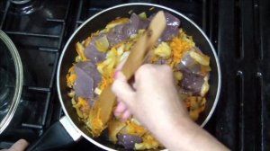 паштет из свиной печени с салом, луком и морковью на сковородке