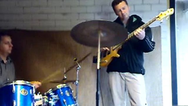 Dirk's very 1st bass lesson смотреть онлайн